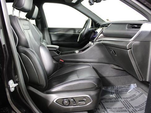 Used 2022 Jeep Grand Cherokee Overland w/ Luxury Tech Group IV image 10