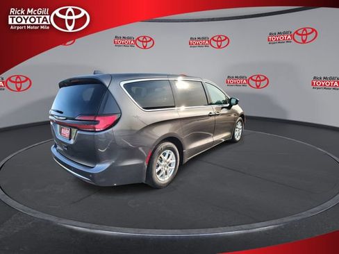 Used 2023 Chrysler Pacifica Touring-L FWD image 8
