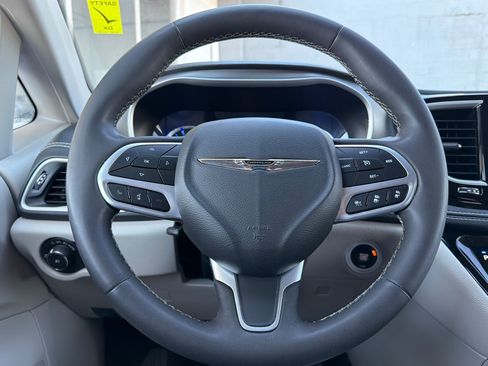 Used 2023 Chrysler Pacifica Touring-L FWD image 21