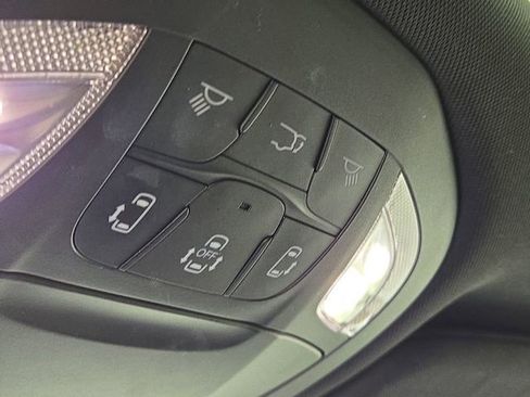 Used 2022 Chrysler Pacifica Limited w/ Uconnect Theater Family Group image 28