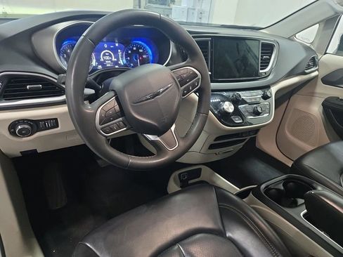 Used 2023 Chrysler Pacifica Touring-L image 8