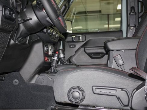 Certified 2024 Jeep Wrangler Unlimited Rubicon w/ Technology Group image 9