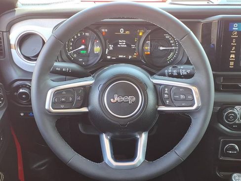 Used 2025 Jeep Wrangler Unlimited Sahara AWD/4WD image 35