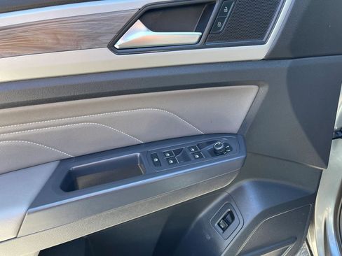 Used 2021 Volkswagen Atlas Cross Sport SE image 16