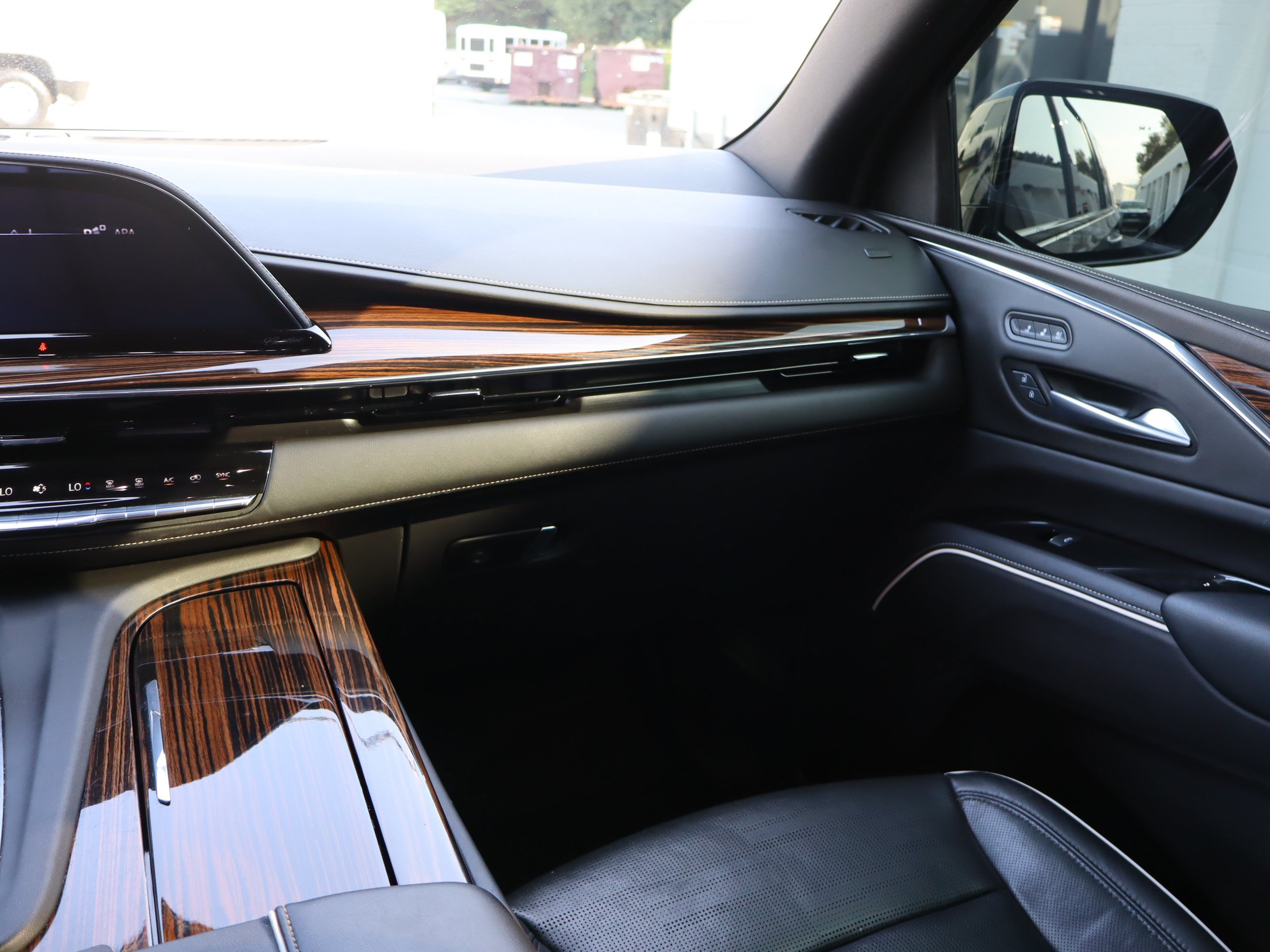 Used 2024 Cadillac Escalade ESV Premium Luxury AWD/4WD image 15