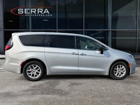 Used 2024 Chrysler Pacifica Touring-L FWD image 6