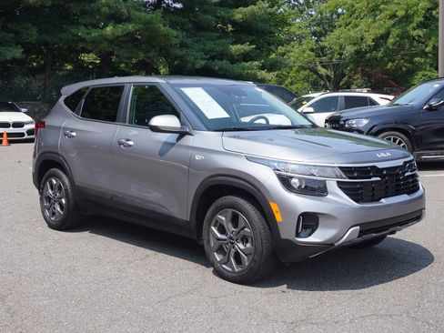 Used 2024 Kia Seltos LX AWD/4WD image 2