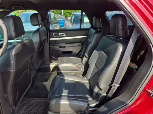 Used 2017 Ford Explorer XLT w/ Equipment Group 202A AWD/4WD image 15