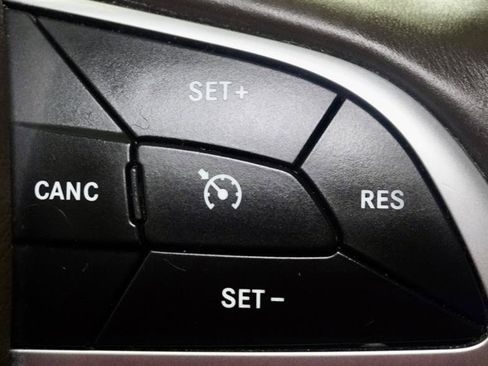 Used 2018 Chrysler Pacifica Touring-L image 33