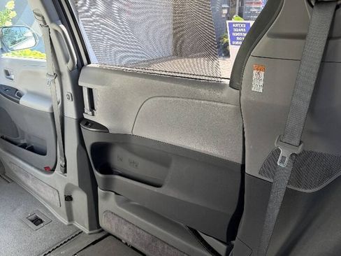 Used 2016 Toyota Sienna LE FWD image 28