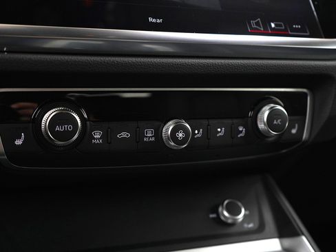 Used 2025 Audi Q3 2.0T Premium image 24