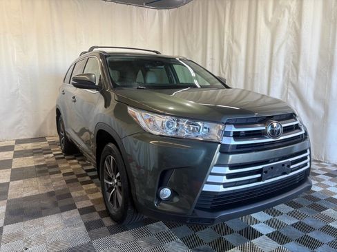 Used 2017 Toyota Highlander XLE image 3