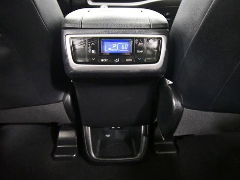 Used 2018 Toyota Highlander XLE image 18