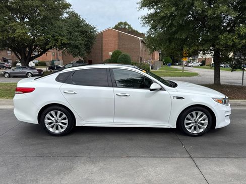 Used 2016 Kia Optima EX w/ Premium Package image 4