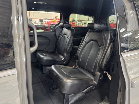 Used 2025 Chrysler Pacifica Select FWD image 17