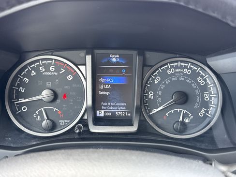 Used 2022 Toyota Tacoma TRD Off-Road w/ Technology Package AWD/4WD image 19