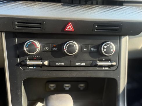 Used 2023 Kia Carnival LX image 16