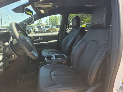 New 2026 Chrysler Pacifica Select FWD image 11