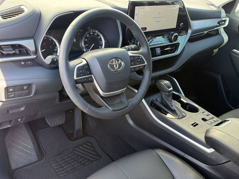 Certified 2025 Toyota Highlander XLE FWD image 4