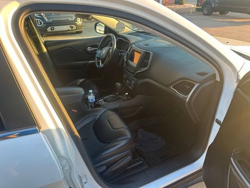 Used 2019 Jeep Cherokee Latitude Plus w/ Travel & Safety Group image 12