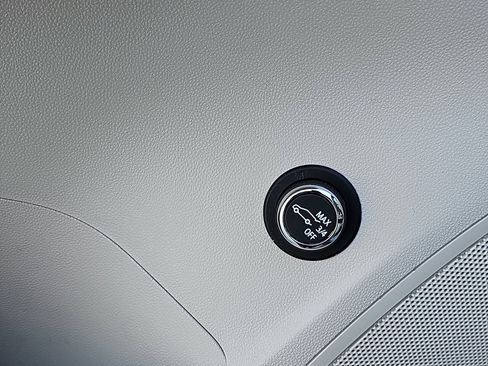 Used 2023 Buick Envision Avenir image 30