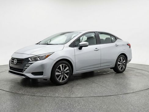 Used 2025 Nissan Versa SV image 3