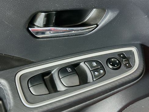 Used 2025 Nissan Versa SR w/ Trunk Package FWD image 15
