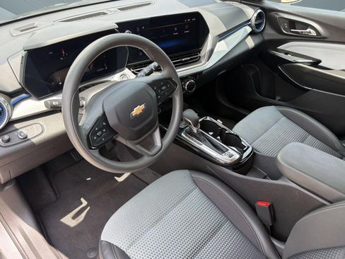 Used 2025 Chevrolet Trax LT FWD image 4
