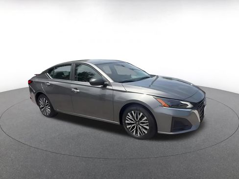 Used 2025 Nissan Altima 2.5 SV FWD image 2