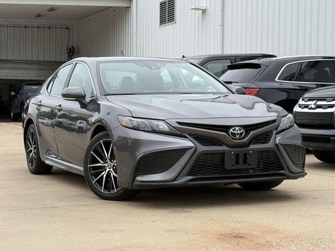 Used 2023 Toyota Camry SE image 1