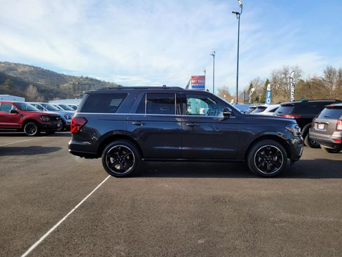 Used 2022 Ford Expedition Limited image 4