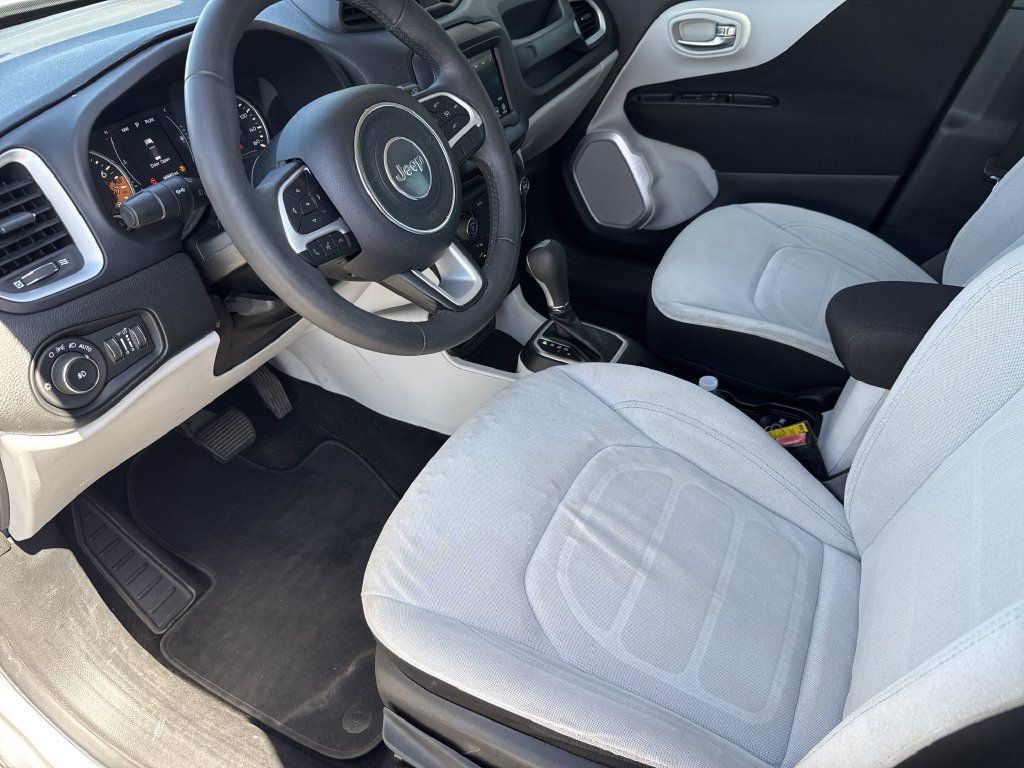 Used 2018 Jeep Renegade Latitude FWD image 10