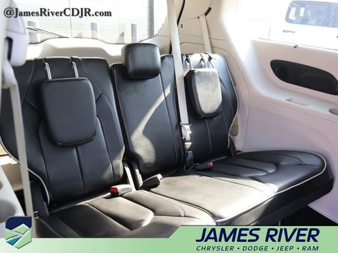 Used 2023 Chrysler Pacifica Limited image 12