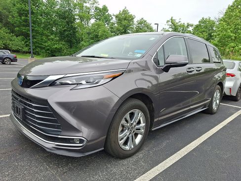 Used 2023 Toyota Sienna Platinum AWD/4WD image 2