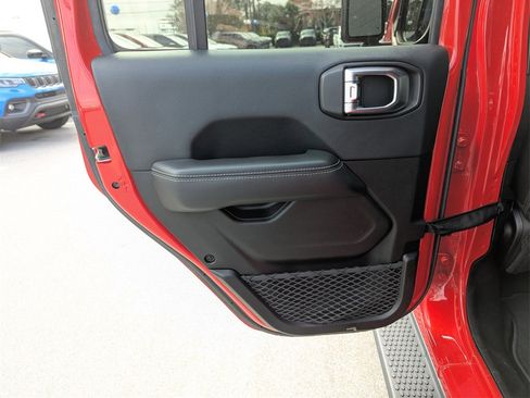 Used 2018 Jeep Wrangler Unlimited Sahara image 28
