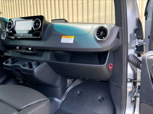 Used 2025 Mercedes-Benz Sprinter 2500 image 25