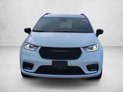 Used 2025 Chrysler Pacifica Limited image 2