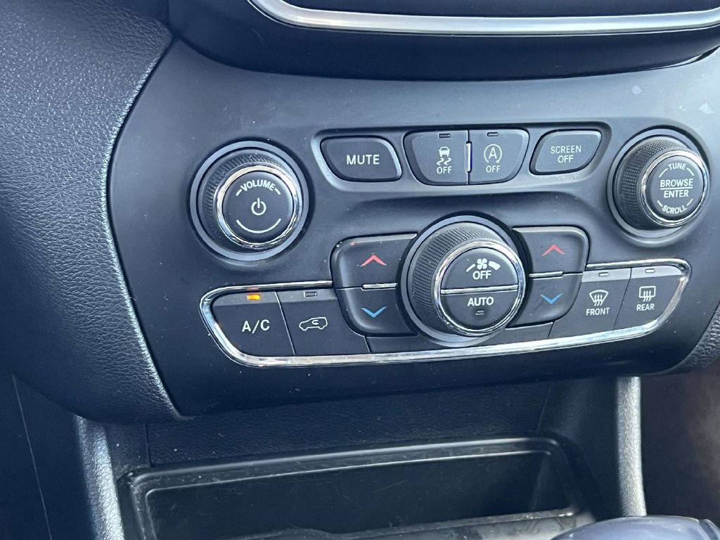 Used 2019 Jeep Cherokee Latitude Plus w/ Comfort/Convenience Group AWD/4WD image 28