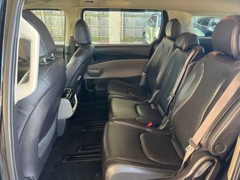 Certified 2025 Kia Carnival LXS FWD image 9