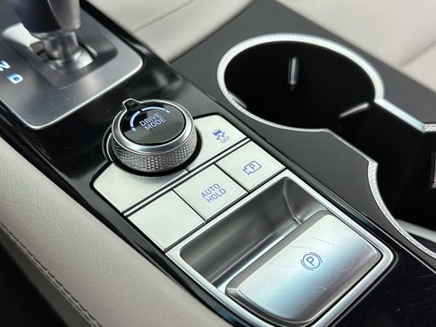 Used 2025 Genesis G70 2.5T image 15