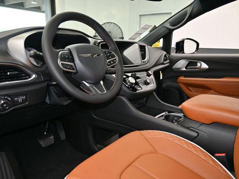 New 2026 Chrysler Pacifica Pinnacle image 14
