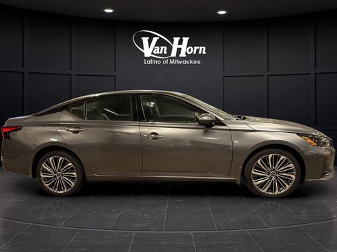 Used 2023 Nissan Altima 2.5 SL AWD/4WD image 2