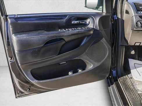 Used 2018 Dodge Grand Caravan SXT w/ Blacktop Package image 12