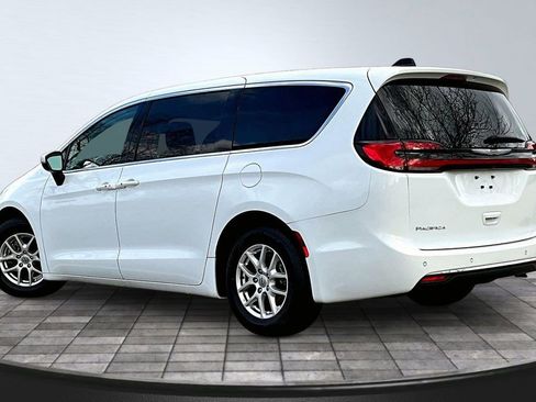 Used 2023 Chrysler Pacifica Touring-L FWD image 4