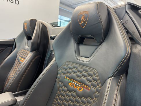 Used 2023 Lamborghini Huracan EVO image 12