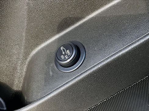 Used 2023 Chevrolet Equinox LT image 33