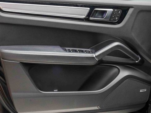 Used 2023 Porsche Cayenne Platinum Edition image 24