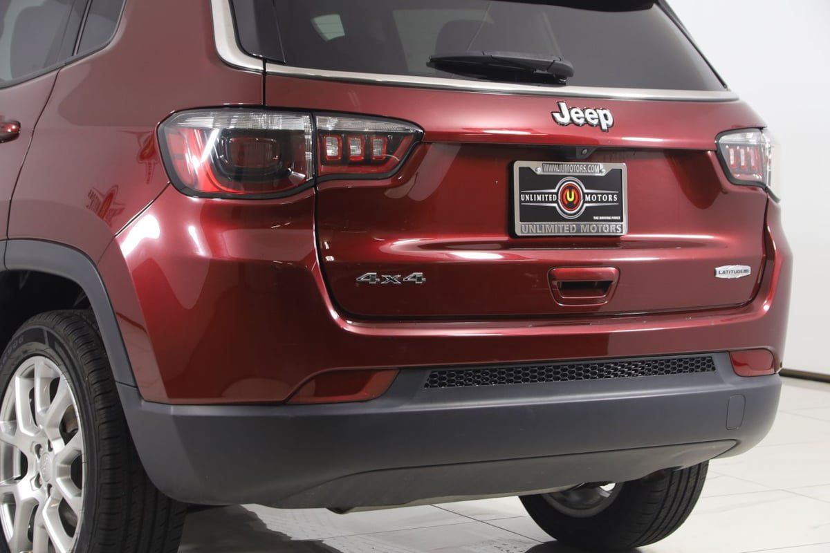 Used 2022 Jeep Compass Latitude w/ Sun and Sound Group AWD/4WD image 21