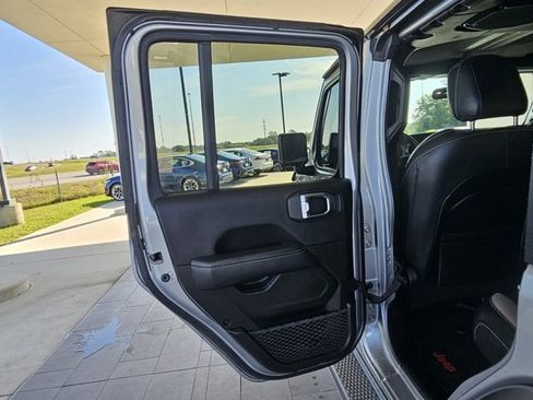 Used 2019 Jeep Wrangler Unlimited Sahara image 15