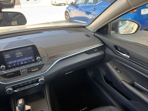 Used 2025 Nissan Altima 2.5 SV FWD image 30